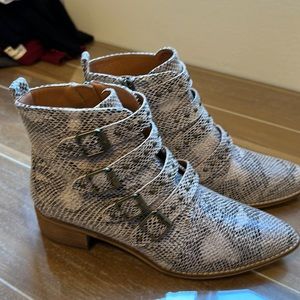 ##SOLD## Wmn snake skin booties, Sz.8, only worn once. Narrow foot, wide ankle.